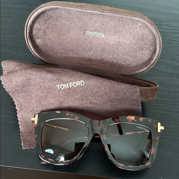 Tom Ford Tortoiseshell Sunglasses with Case & cloth - Picture 2 of 7